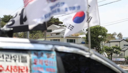 문재인 전 대통령 양산 평산마을 사저 앞 집회차량. <연합뉴스>